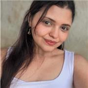 Profesora de apoyo para niños de manera virtual, con clases de inglés dinámicas